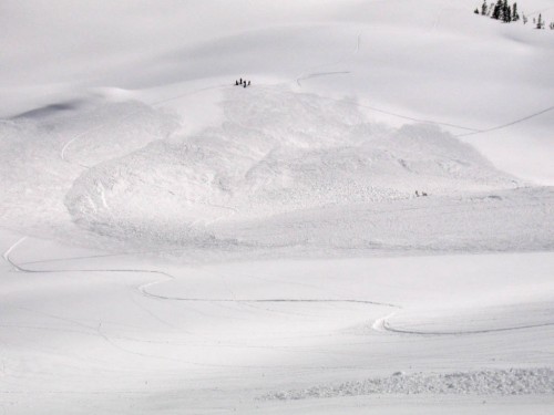 A large avalanche covering some Faith Based Skinning tracks.  It appeared to be safe, but why not give it the benefit of doubt and go a bit wider?